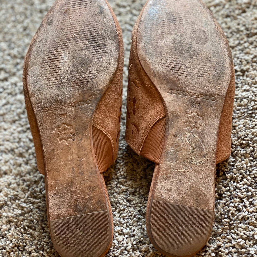 Bernardo Allie Pointed Toe Tan Mules 9 Embroidery - Picture 3 of 4